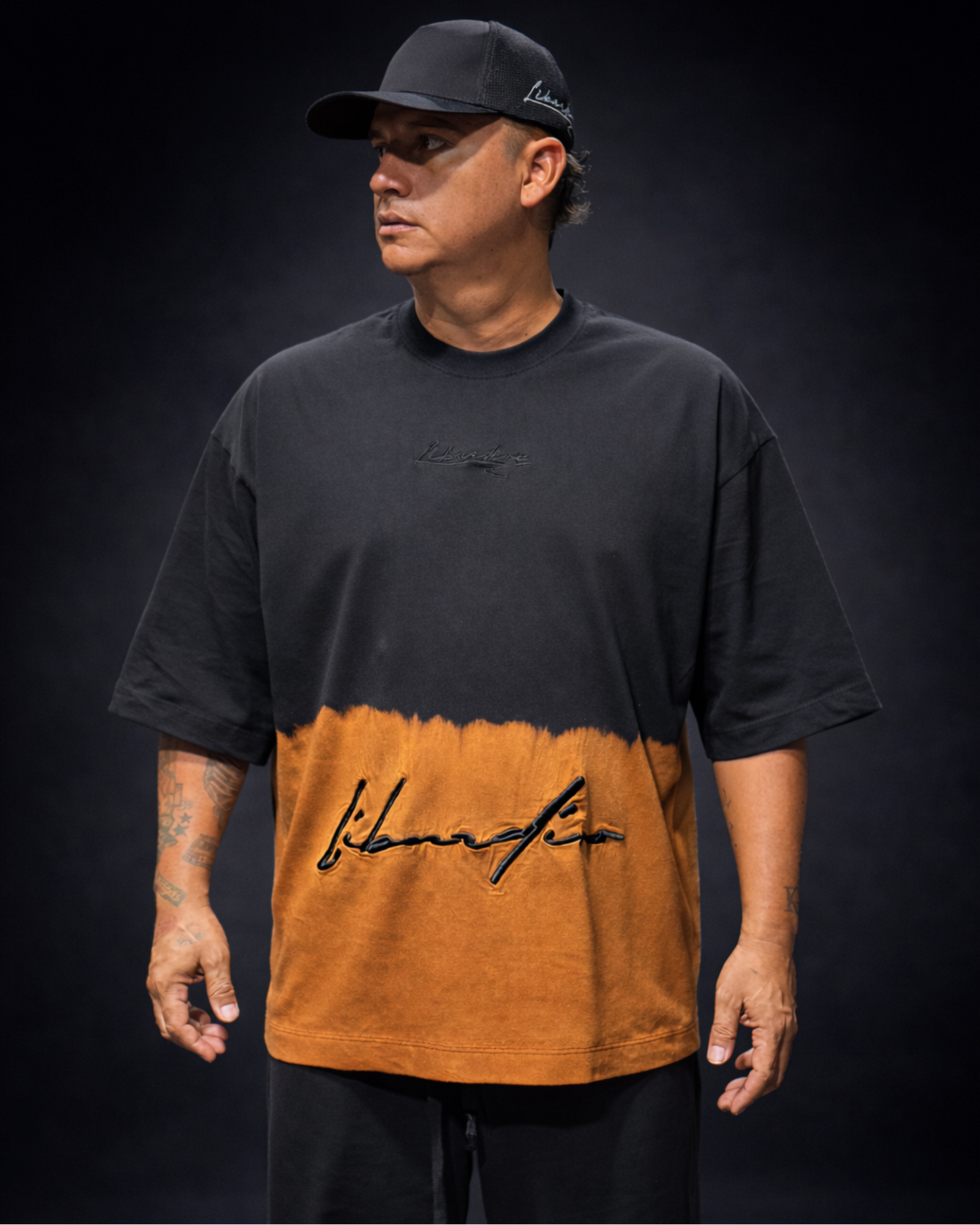 Camisa Manchada Negra y Gorra Negra