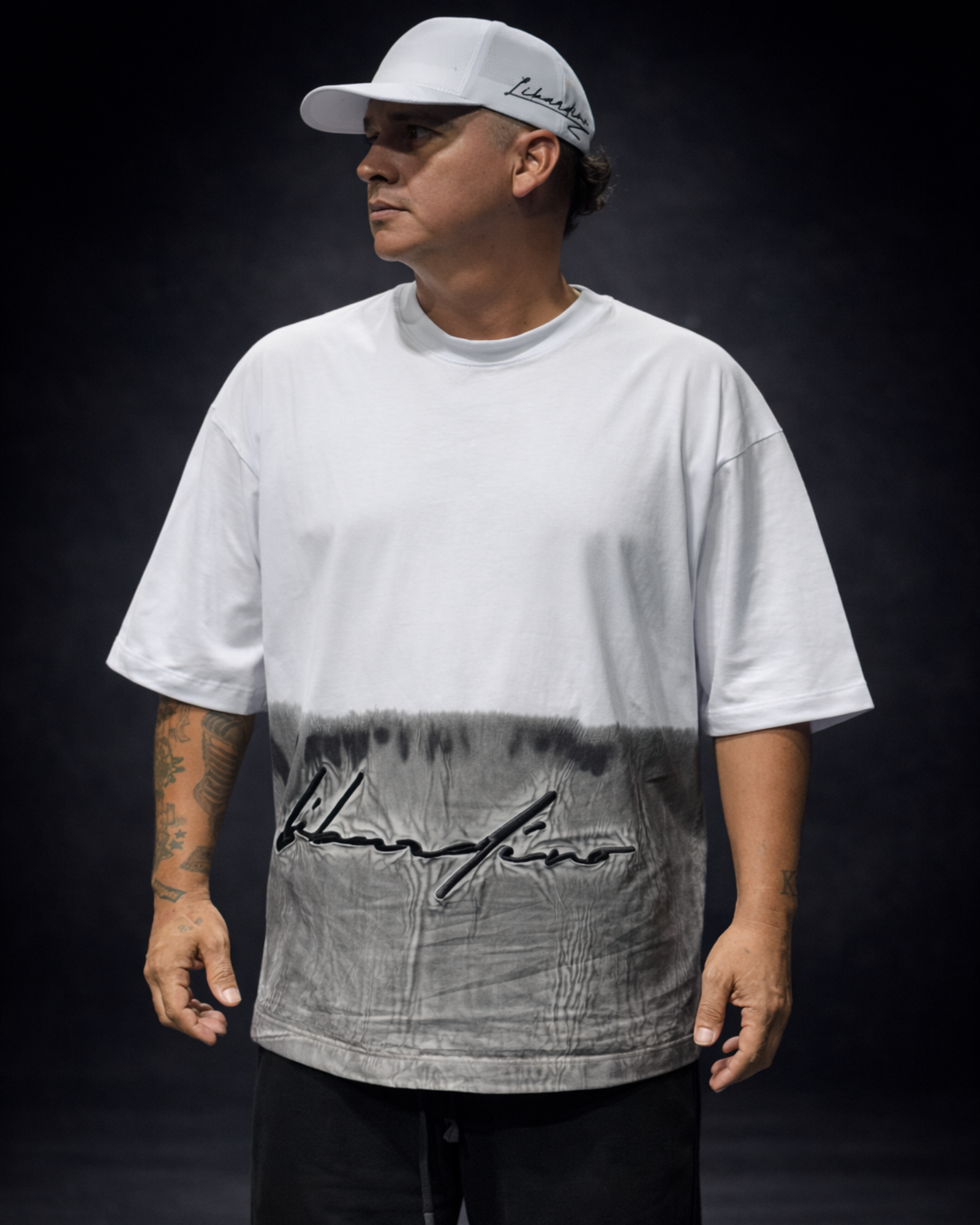 Camisa Manchada Blanca y Gorra Blanca