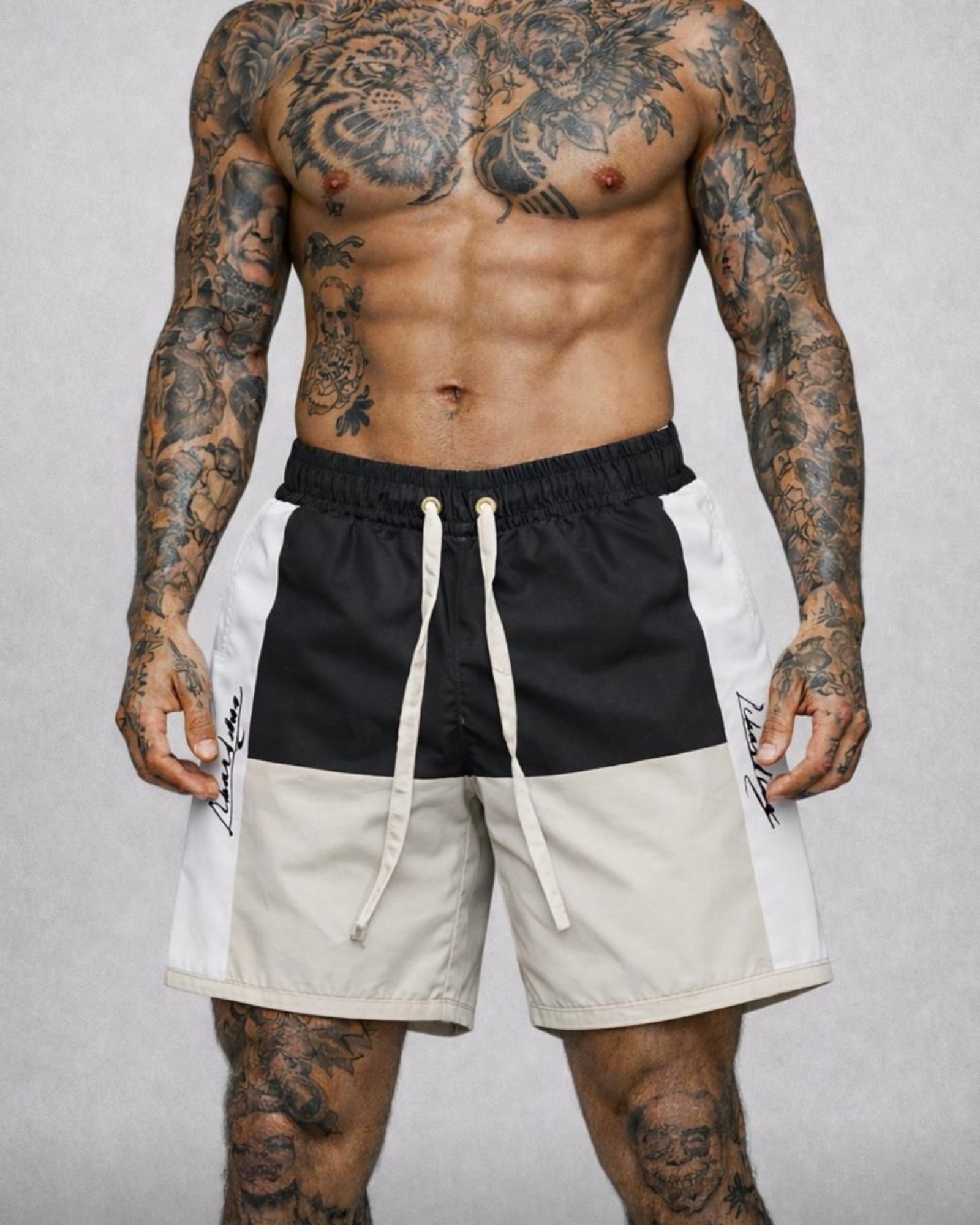 Nueva Colección: Pantaloneta Premium Lateral Firma Negra