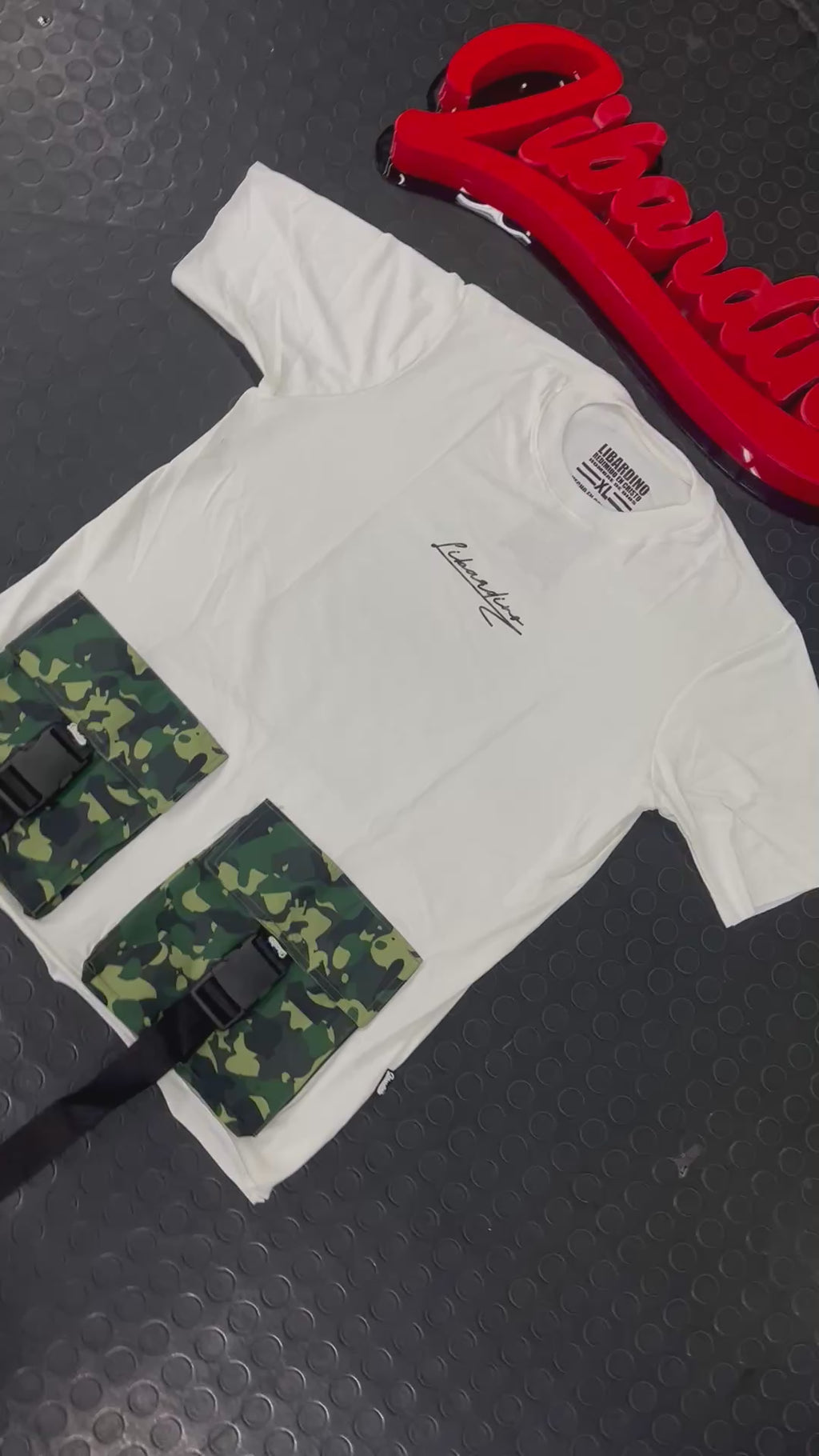 Camiseta Semioversize Bolsillos Camuflados