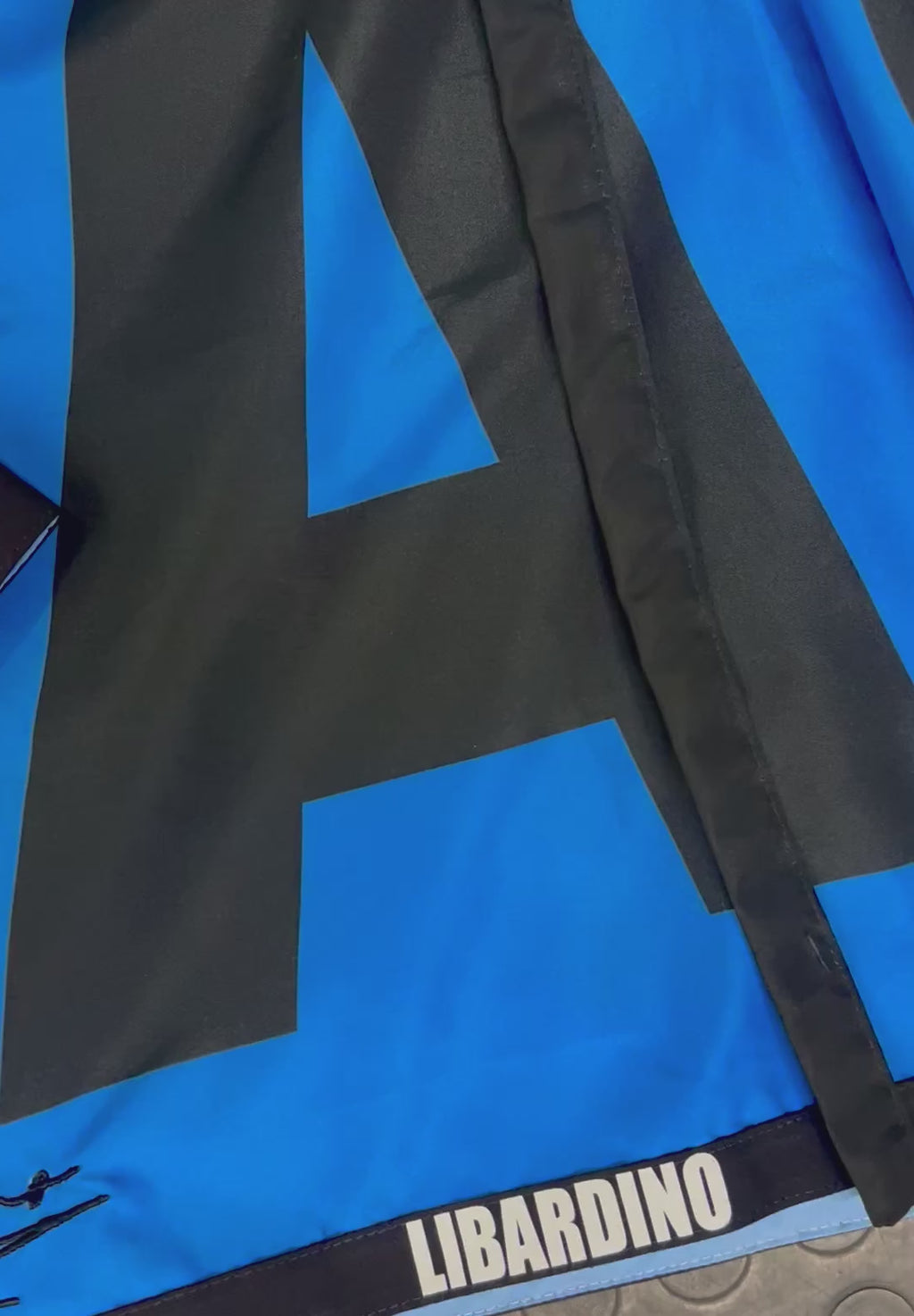 Pantaloneta Premium Azul Letras Negras