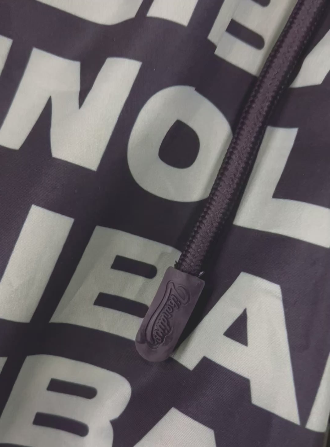 Pantaloneta Piscina Letras Fondo Negro