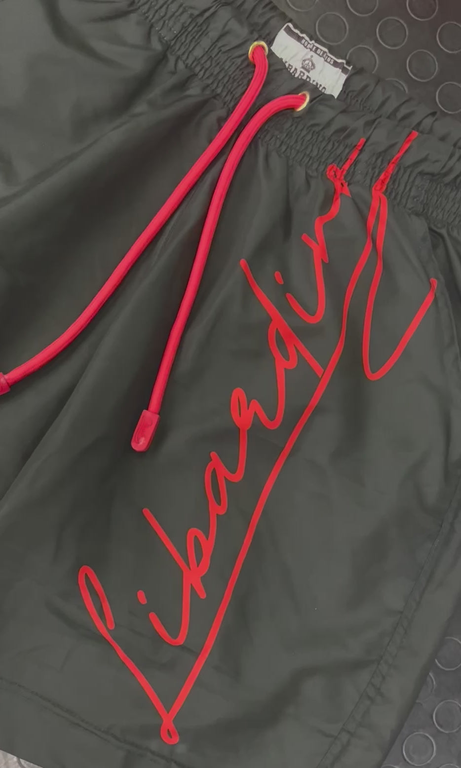 Pantaloneta Piscina Negra Firma Roja Cursiva