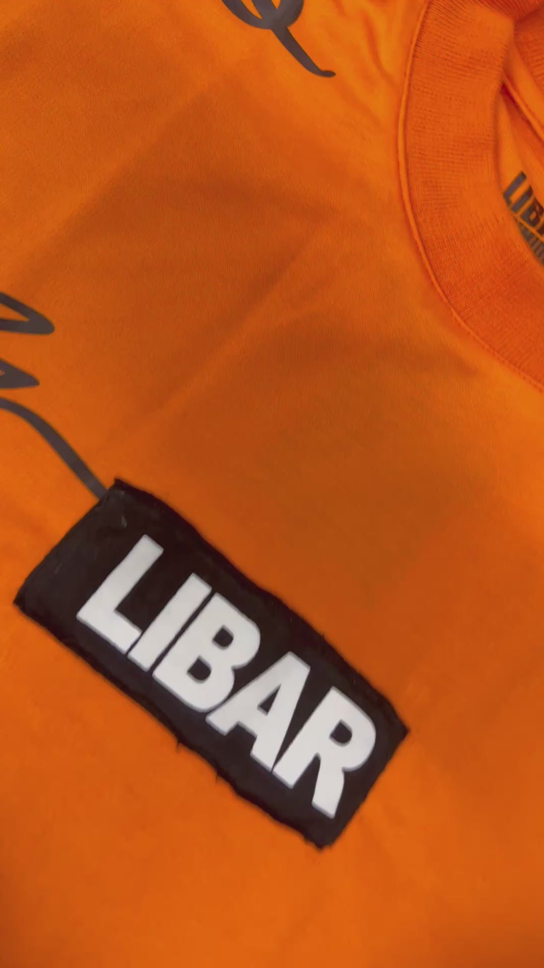 Camisa Semi Oversize Firmas Naranjas